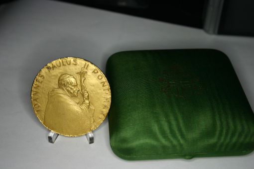 Medaille: Skandinavienreise 1989, Papst Johannes Paul II., Bronze,  vergoldet, 50,34 g ''